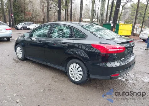 2017 Ford Focus S z USA, uszkodzony, nr VIN 1FADP3E2XHL312495